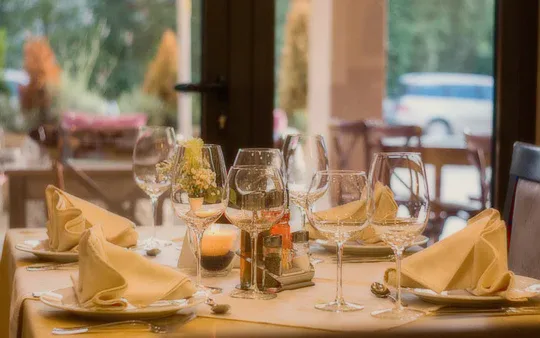 The restaurant: tables, dishes and the bar.