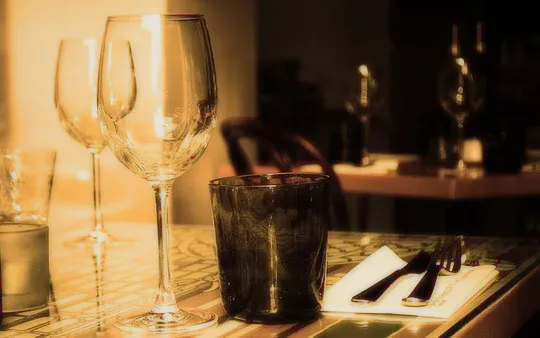 The restaurant: tables, dishes and the bar.